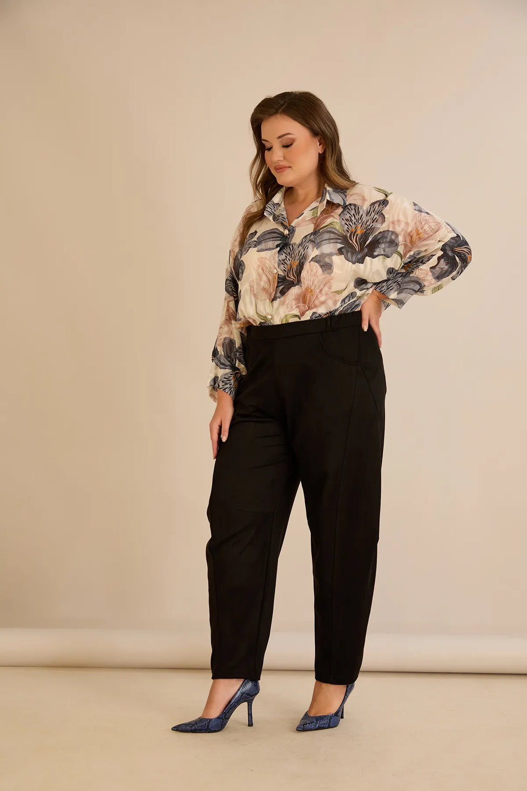 Elastične hlače s modernim barrel krojem u crnoj boji