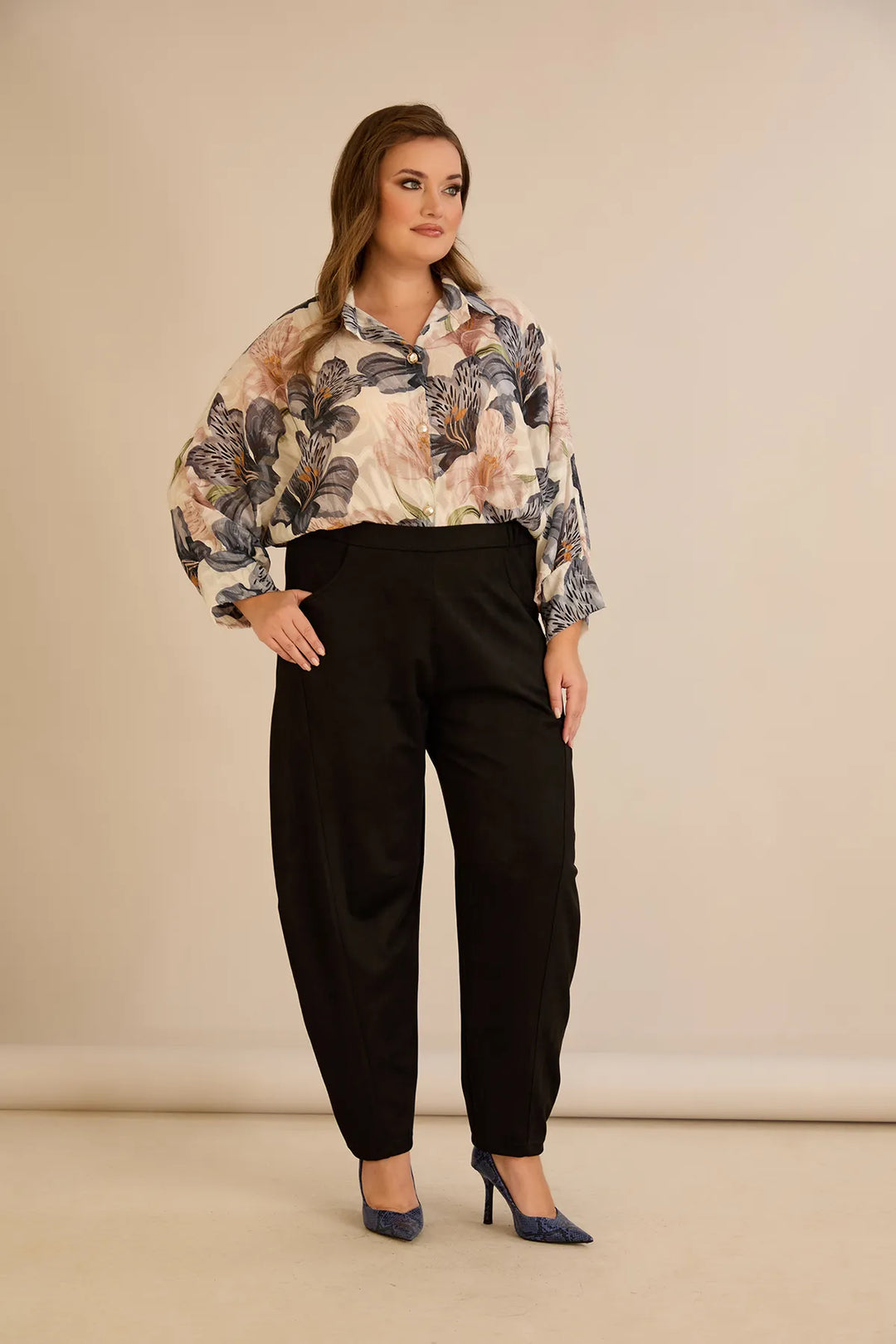 Elastične hlače s modernim barrel krojem u crnoj boji