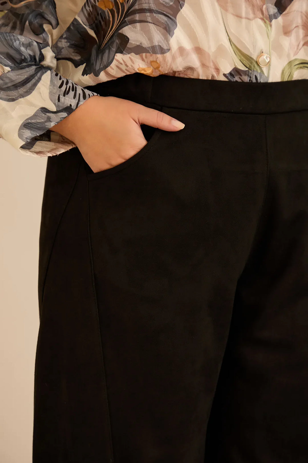 Elastične hlače s modernim barrel krojem u crnoj boji