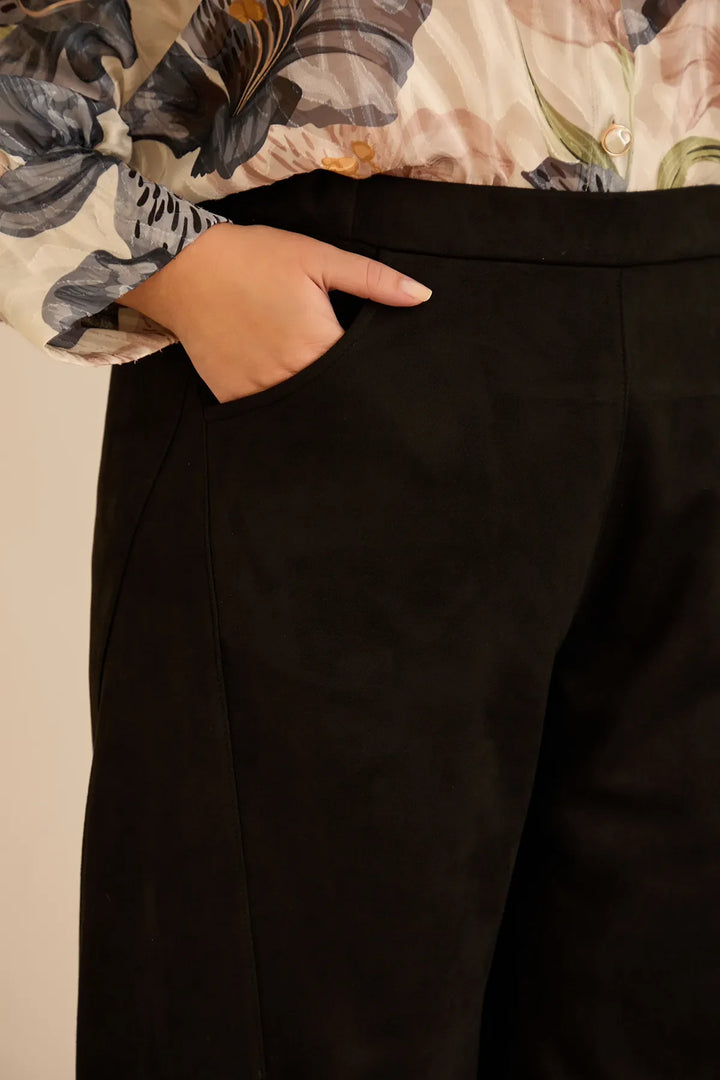 Elastične hlače s modernim barrel krojem u crnoj boji