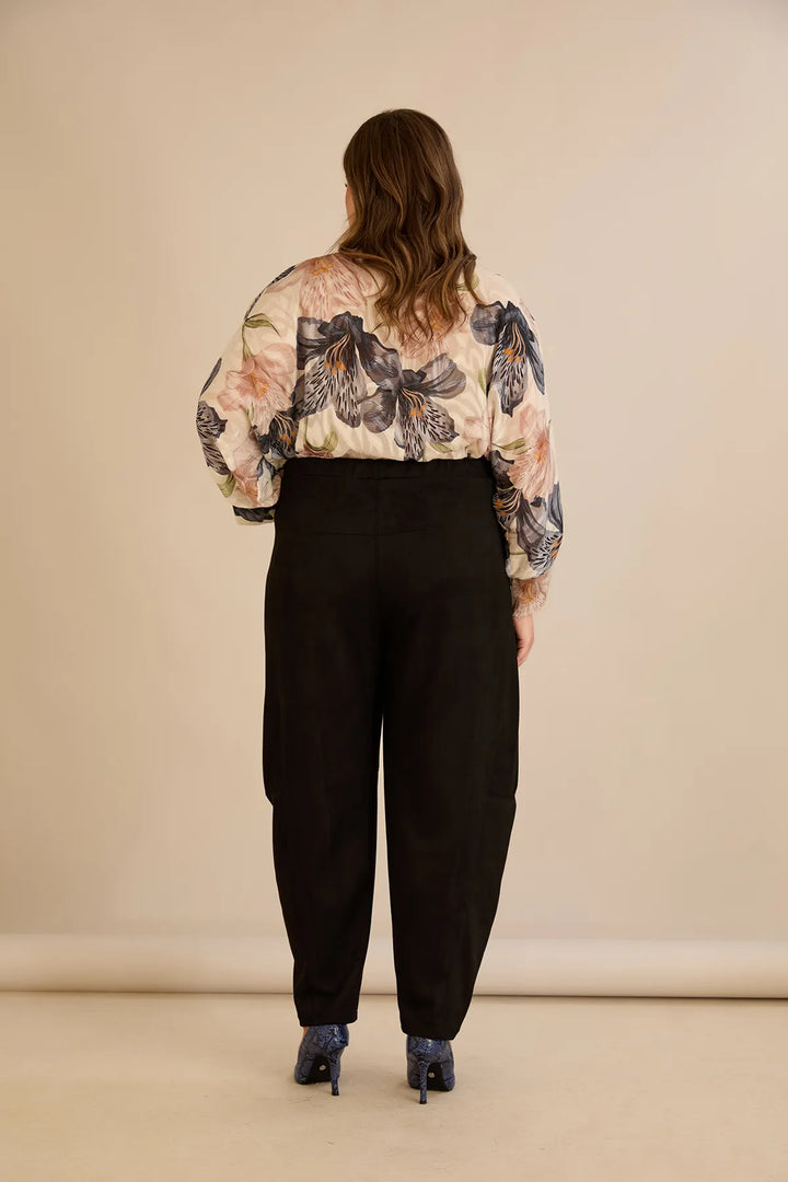 Elastične hlače s modernim barrel krojem u crnoj boji