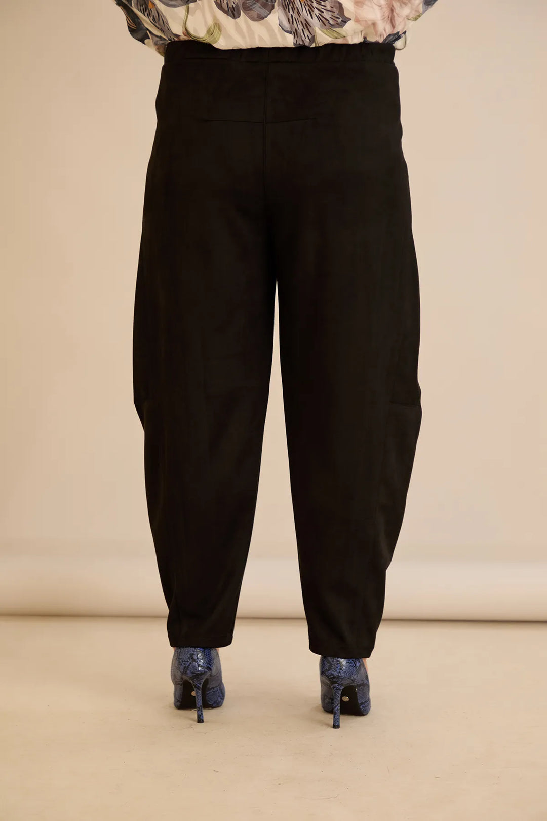 Elastične hlače s modernim barrel krojem u crnoj boji