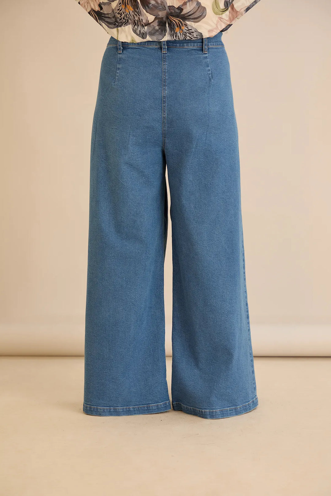 Elastične moderne traperice s širokim nogavicama u plavoj boji