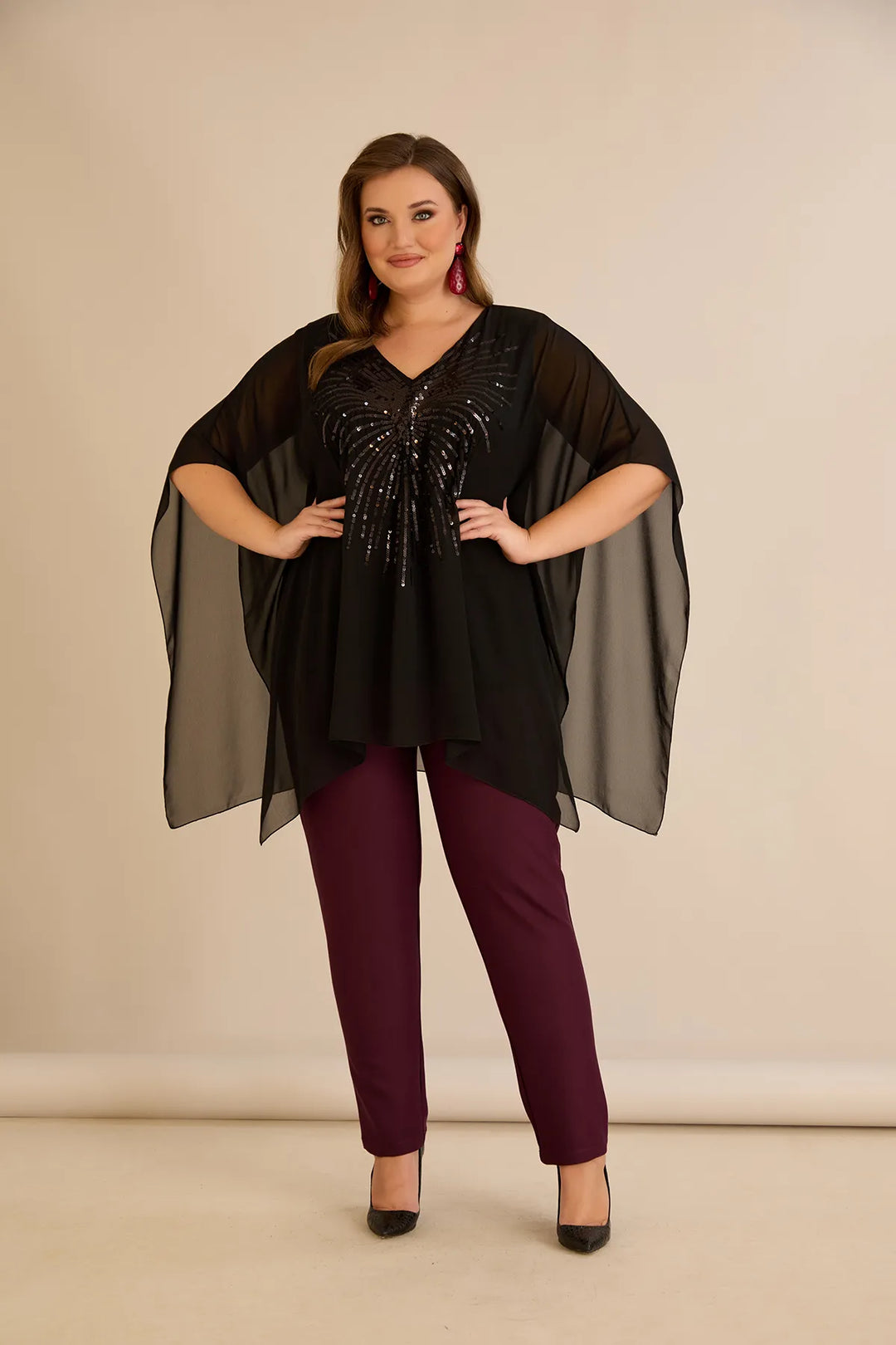 Svečana tunika s naglaskom od šljokica u ležernom kroju u crnoj boji