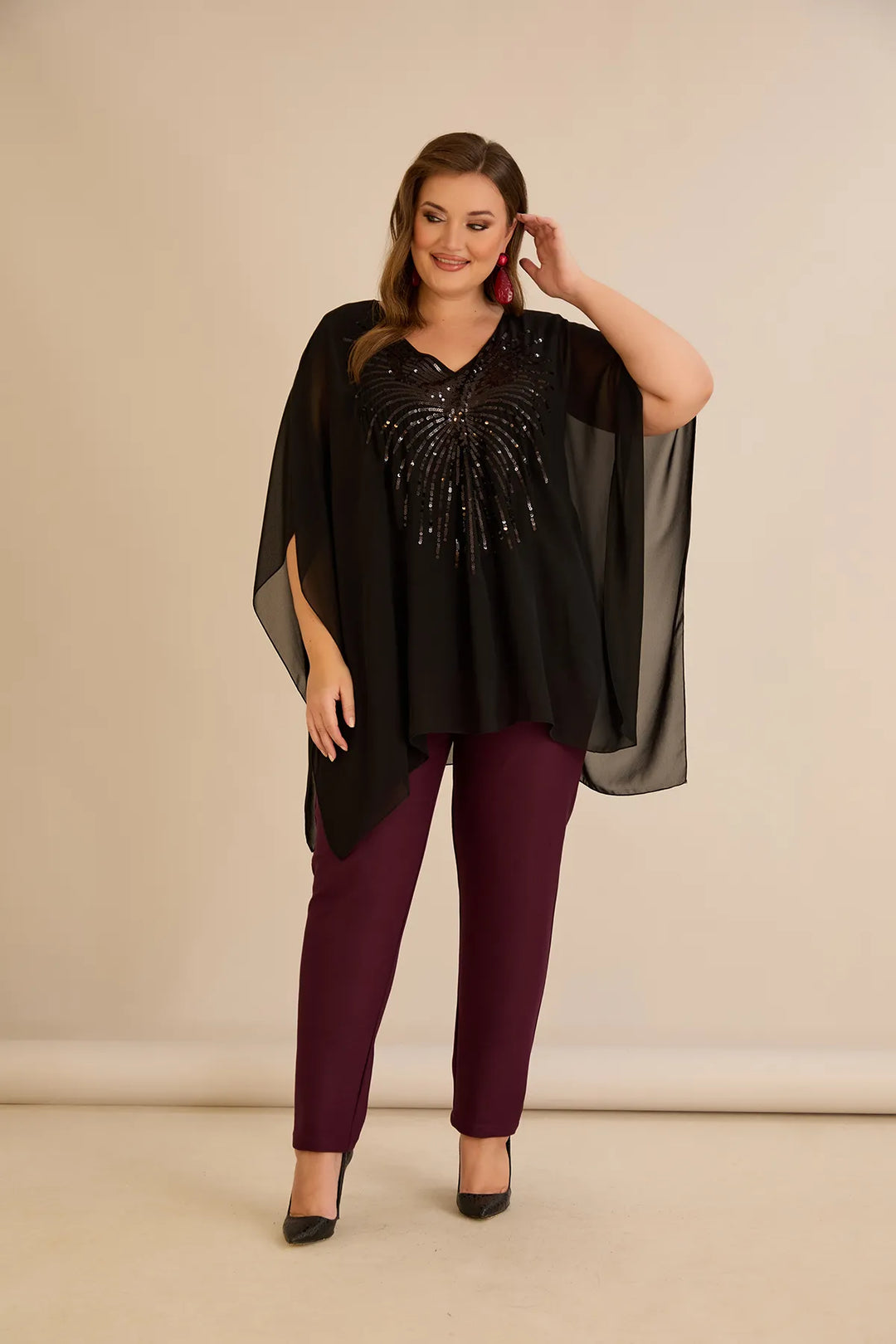 Svečana tunika s naglaskom od šljokica u ležernom kroju u crnoj boji