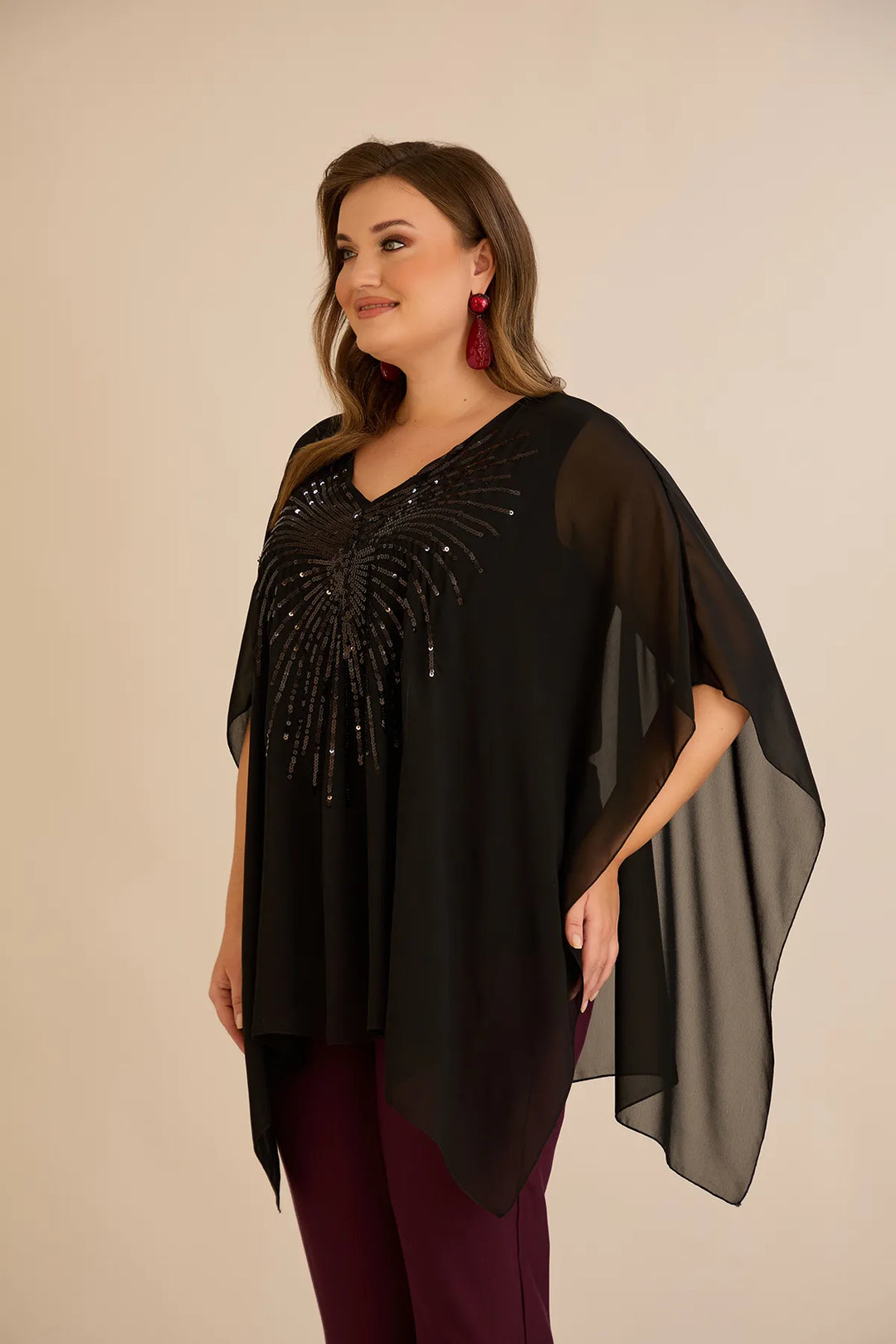 Svečana tunika s naglaskom od šljokica u ležernom kroju u crnoj boji