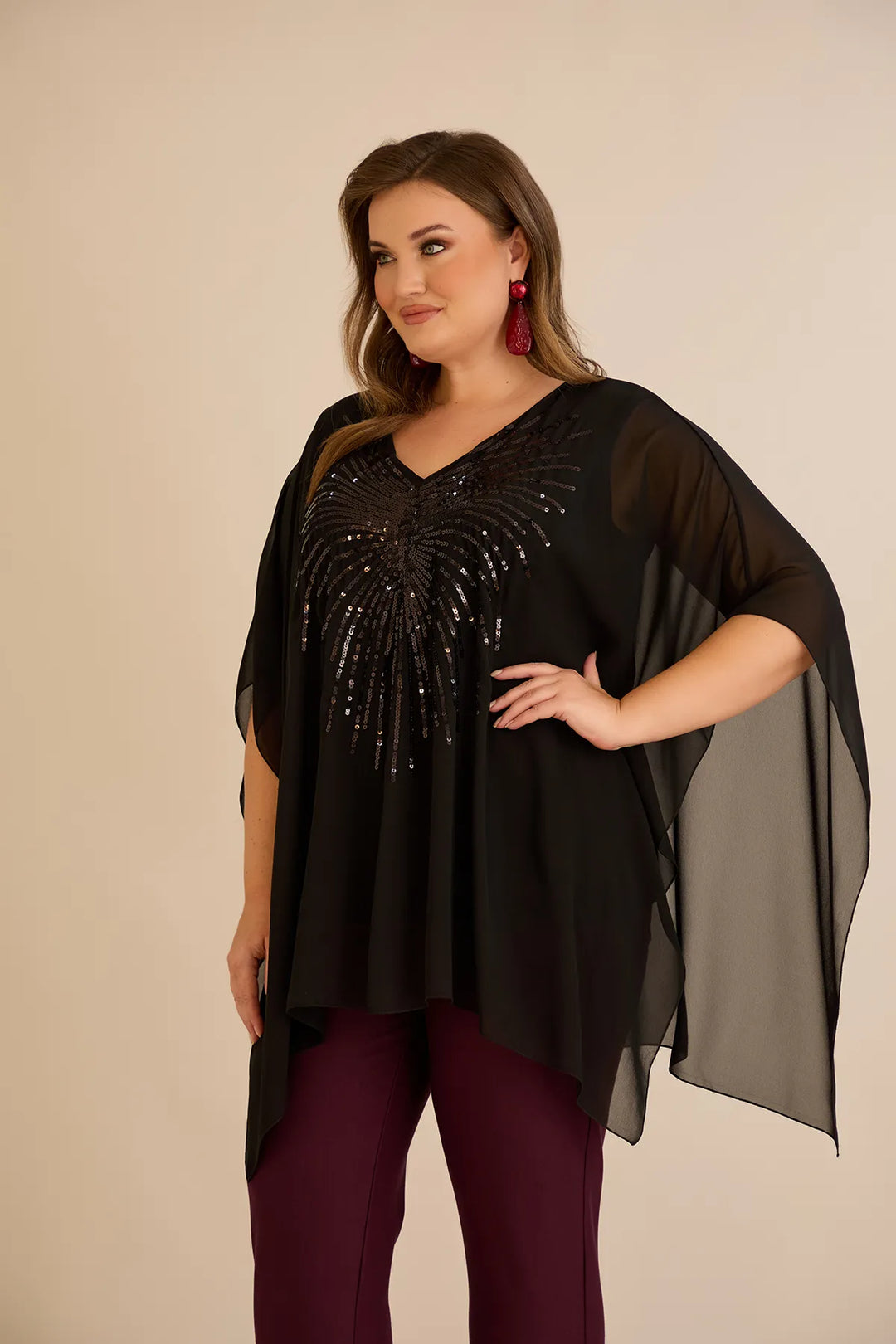 Svečana tunika s naglaskom od šljokica u ležernom kroju u crnoj boji