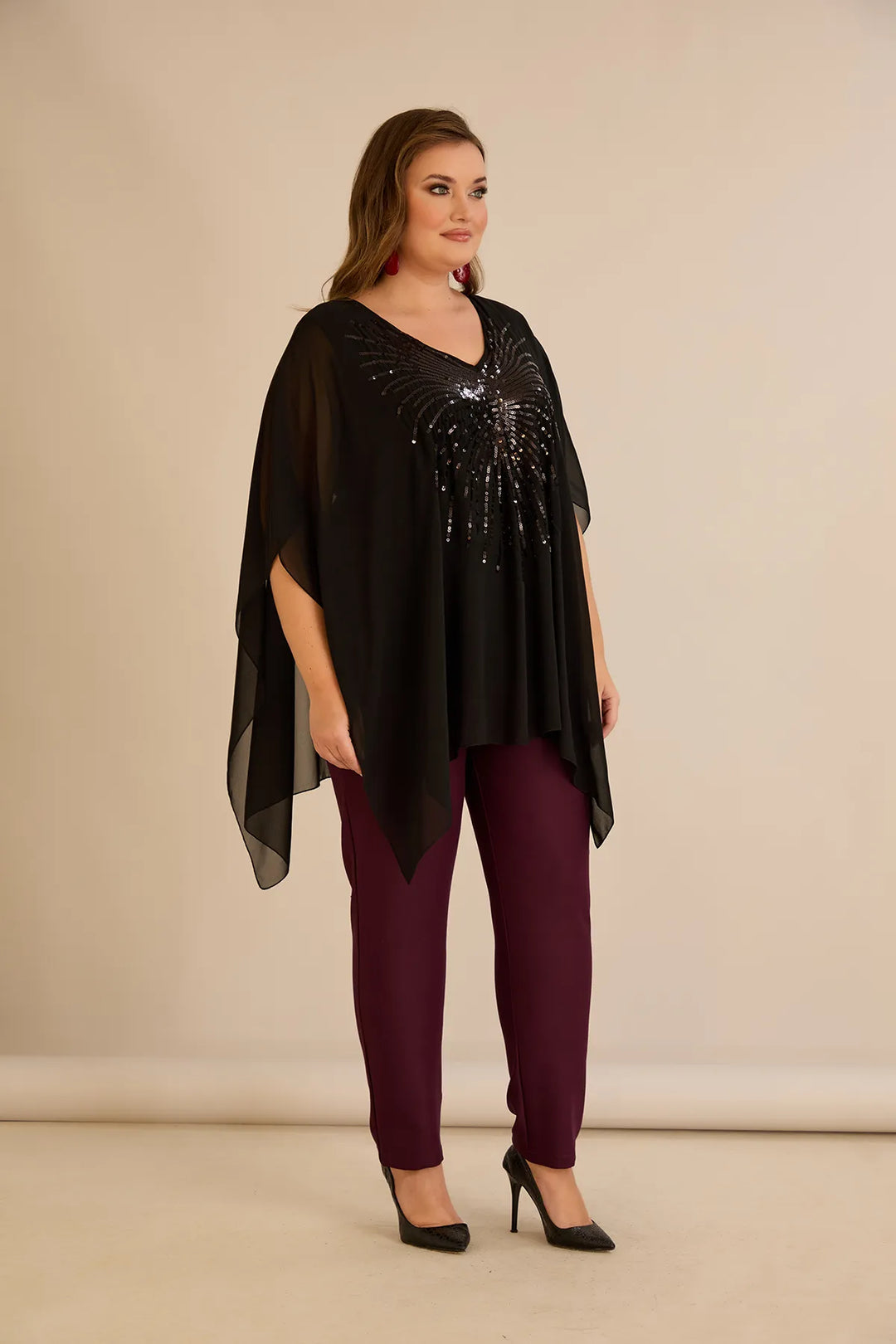 Svečana tunika s naglaskom od šljokica u ležernom kroju u crnoj boji