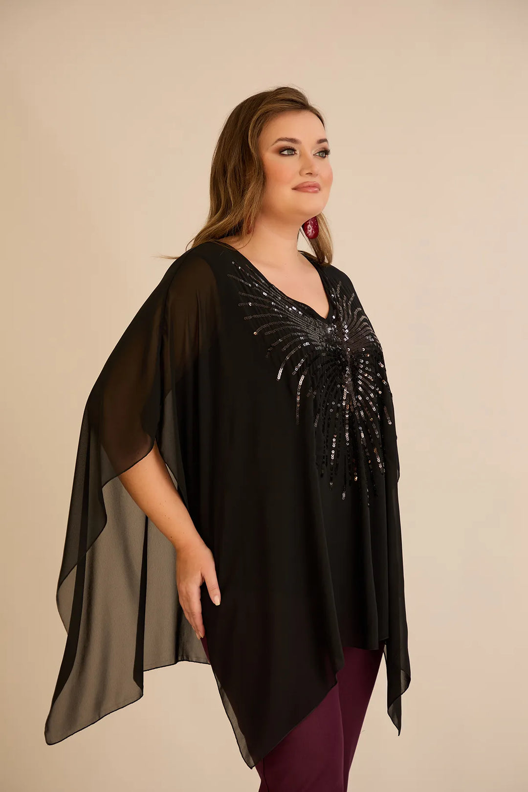 Svečana tunika s naglaskom od šljokica u ležernom kroju u crnoj boji