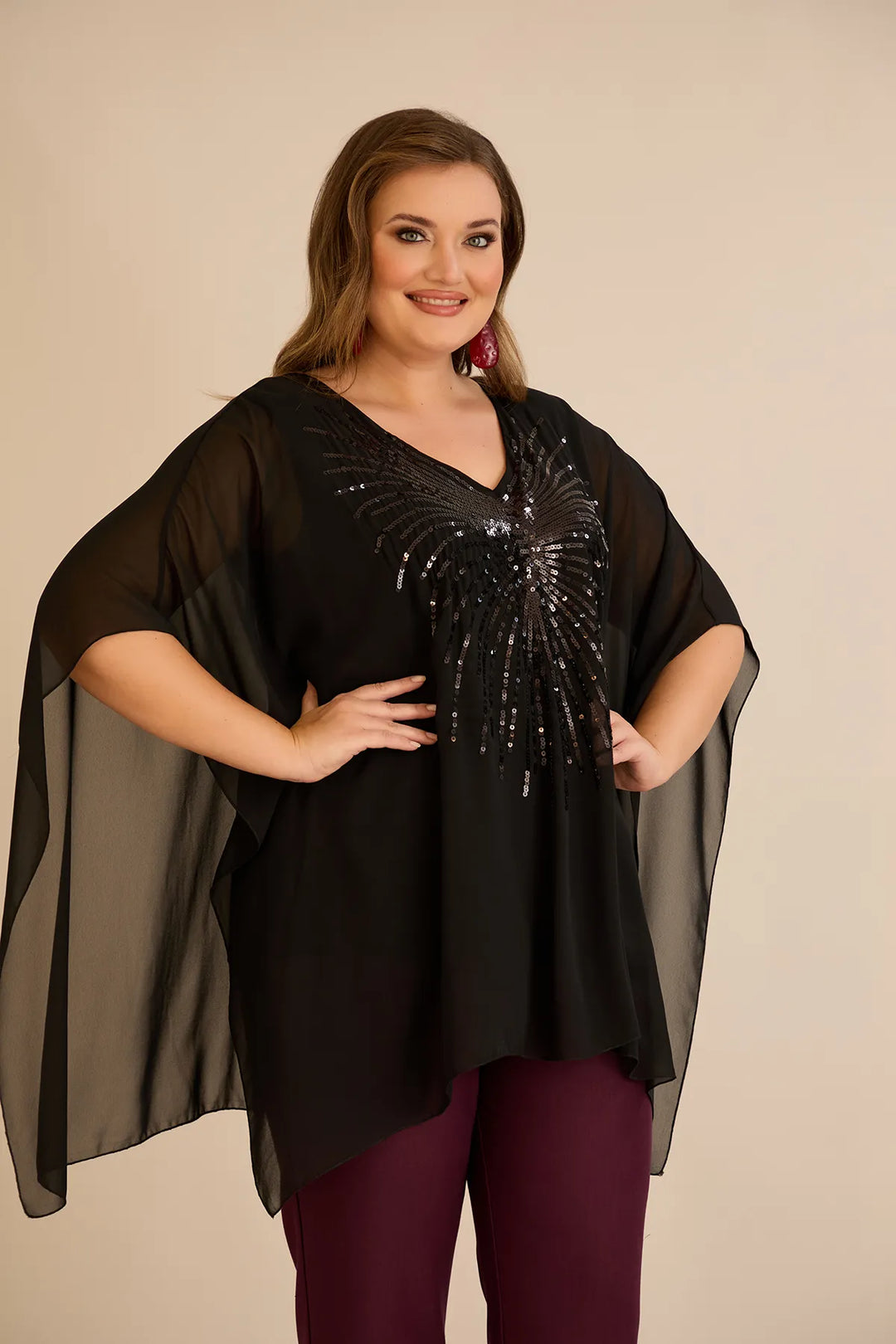 Svečana tunika s naglaskom od šljokica u ležernom kroju u crnoj boji