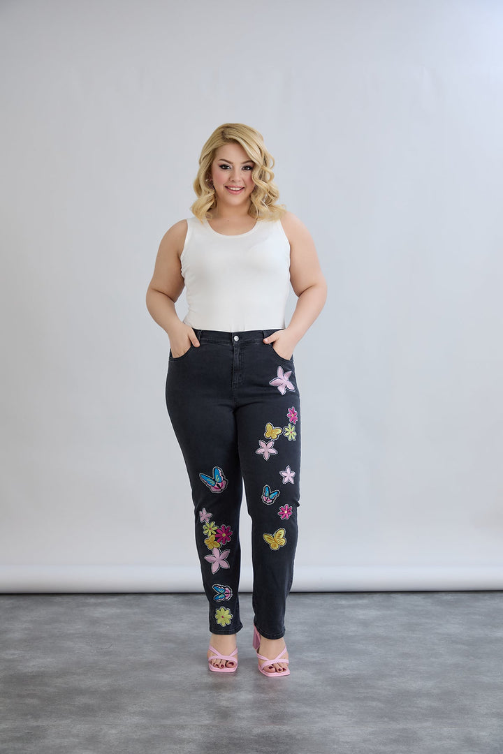 Elastične traperice za punije žene s vezom i kamenčićima – velike veličine