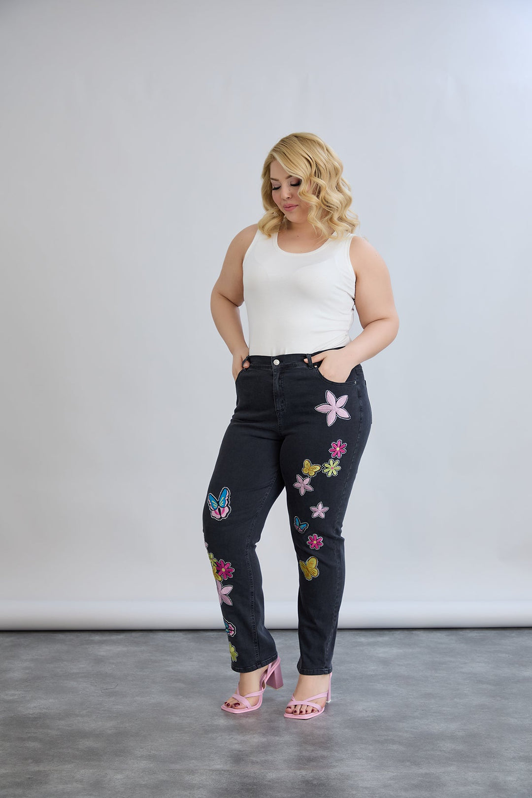 Elastične traperice s vezom i kamenčićima