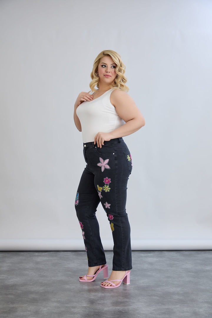 Elastične traperice s vezom i kamenčićima