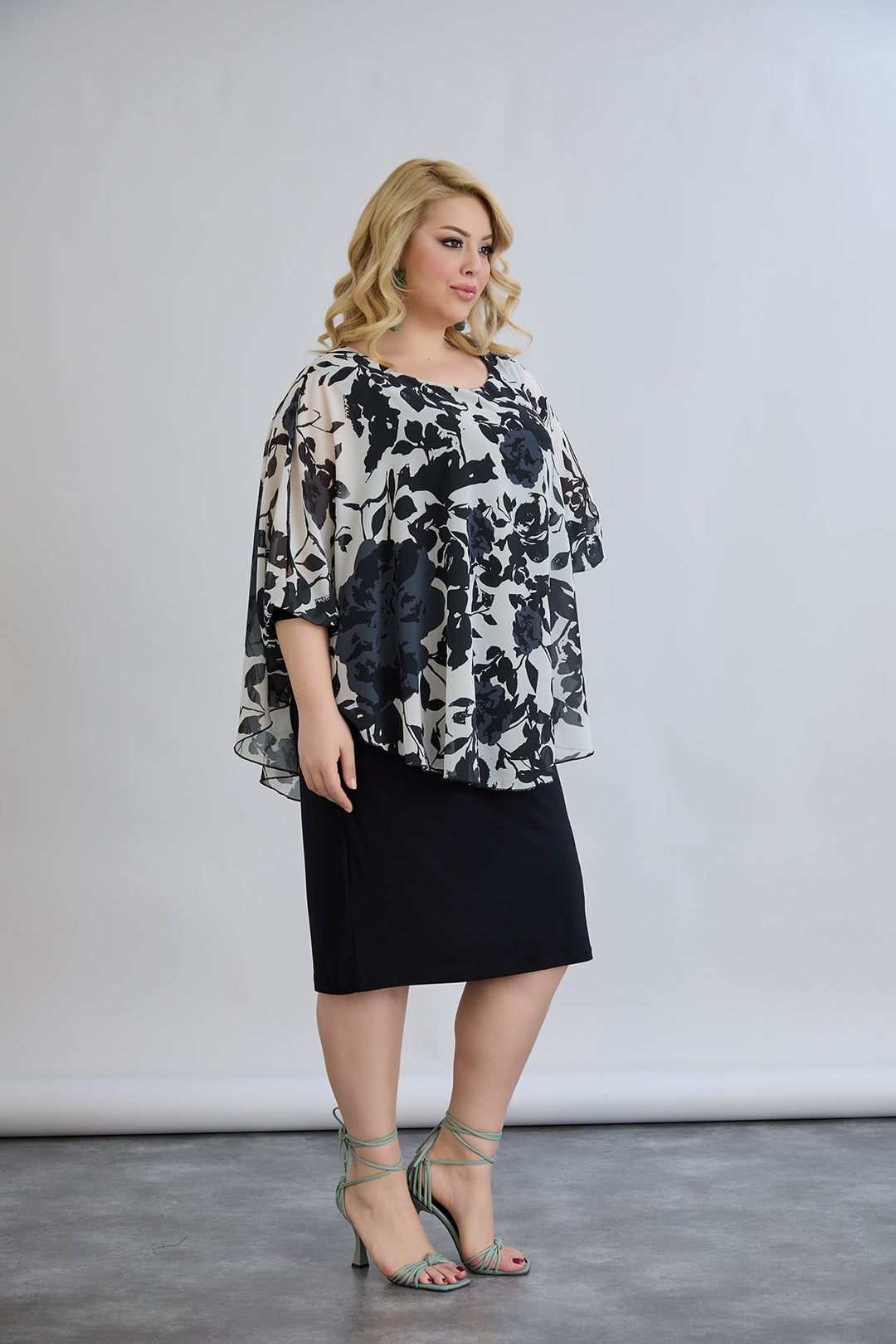 Haljina od šifona s naglaskom na ramenima - cvjetni uzorak