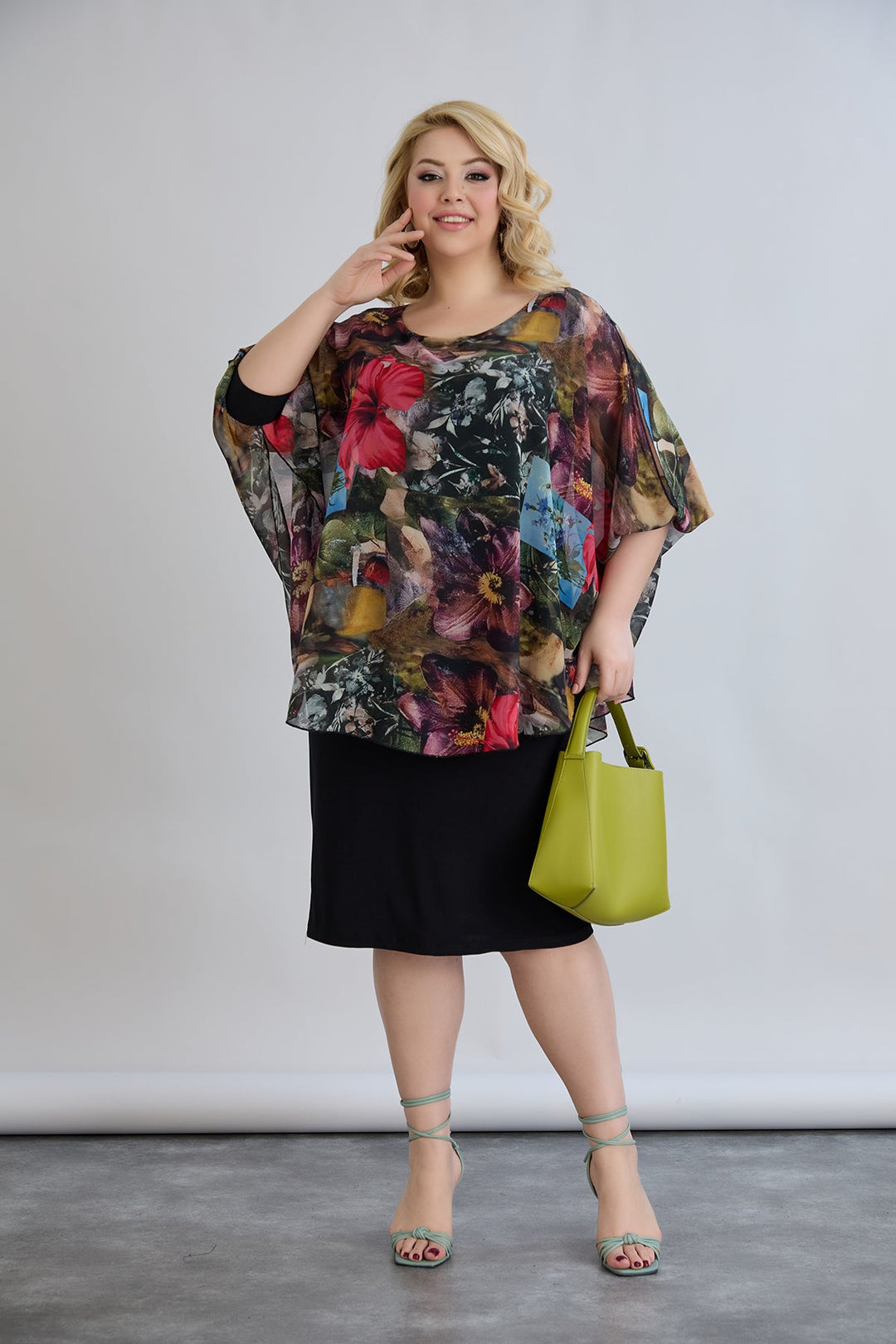 Haljina od šifona s naglaskom na ramenima - Bordo