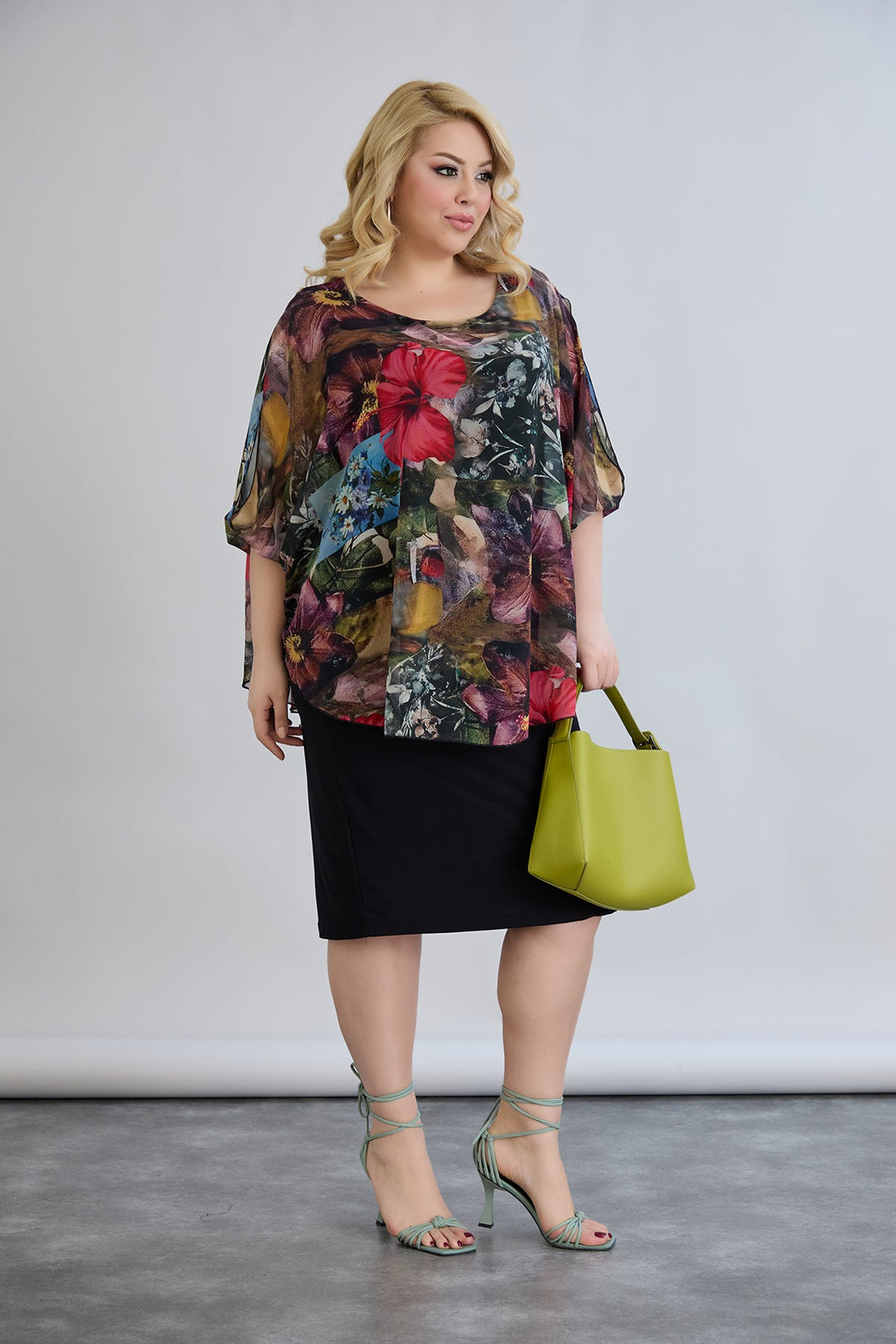 Haljina od šifona s naglaskom na ramenima - Bordo