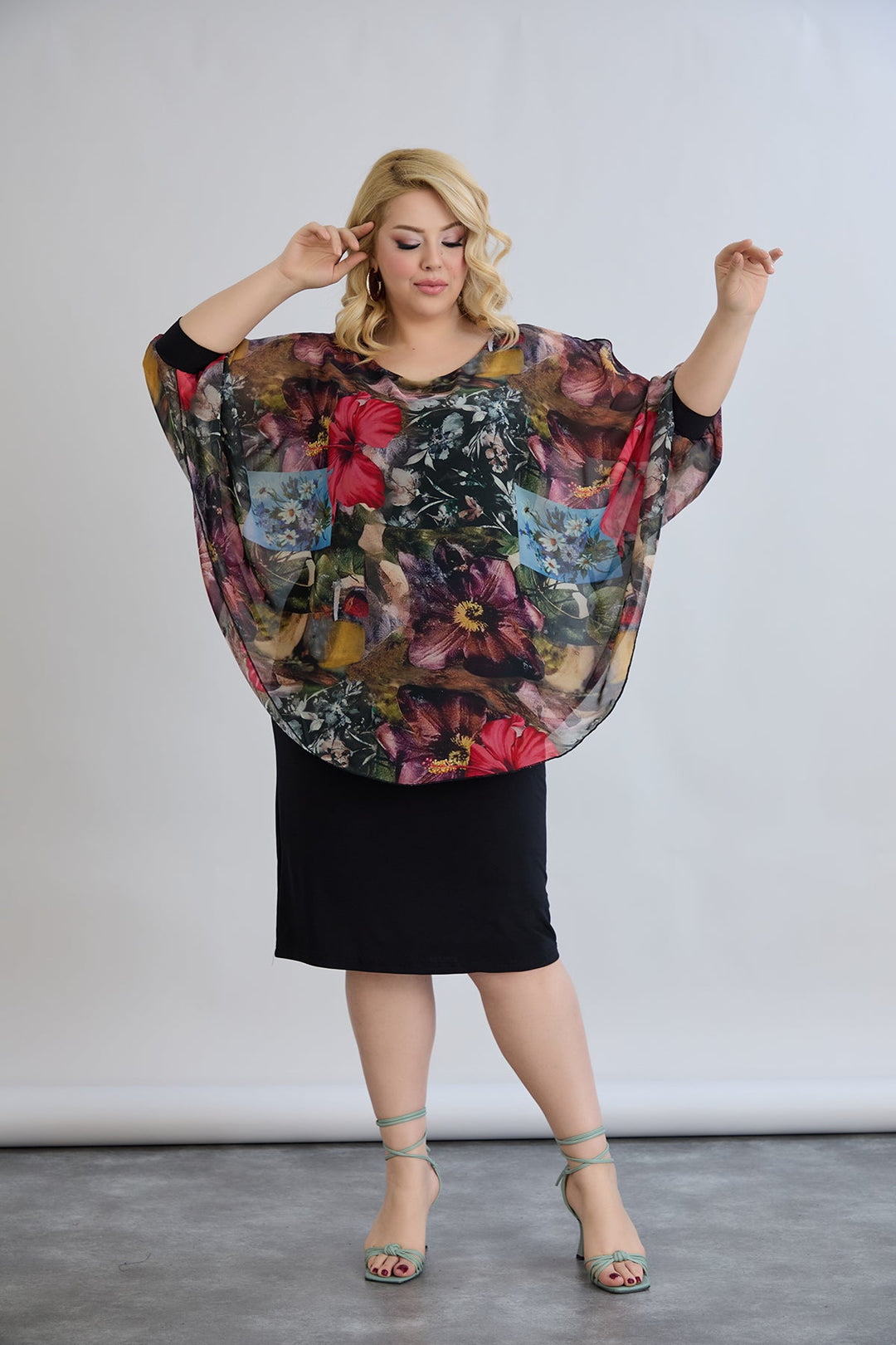 Haljina od šifona s naglaskom na ramenima - Bordo