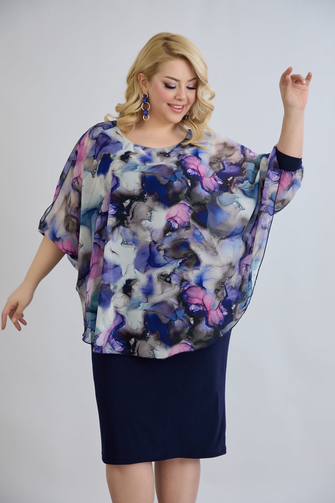 Haljina od šifona s naglaskom na ramenima - tamnoplava