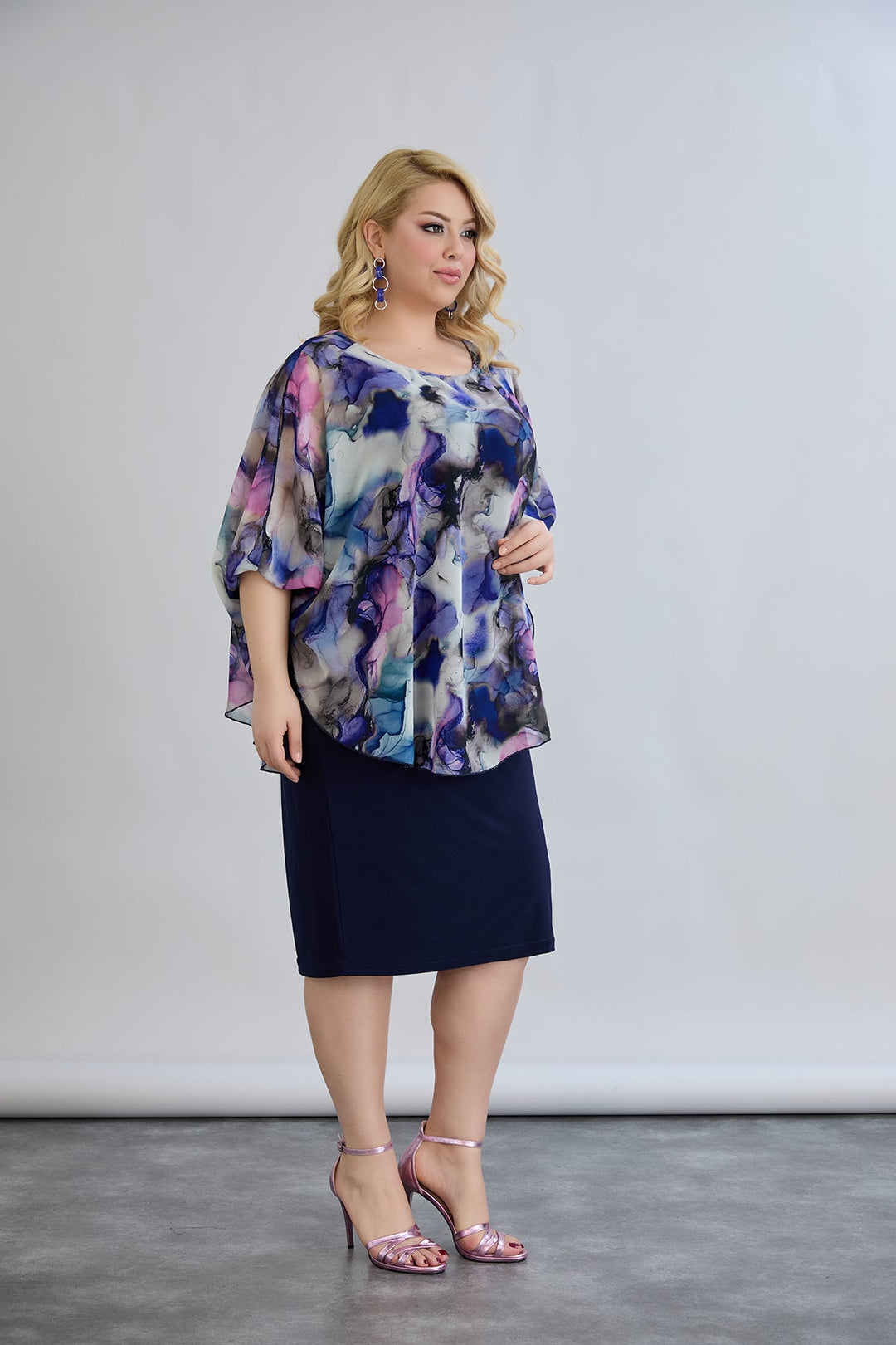 Haljina od šifona s naglaskom na ramenima - tamnoplava