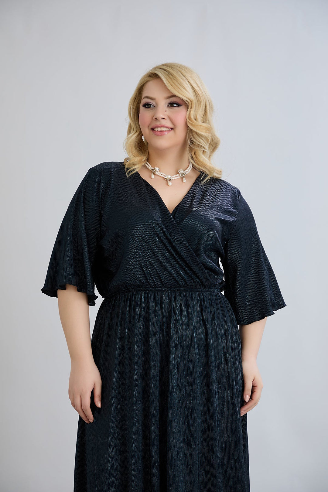 Haljina s preklopnim dekolteom i luksuznim učinkom