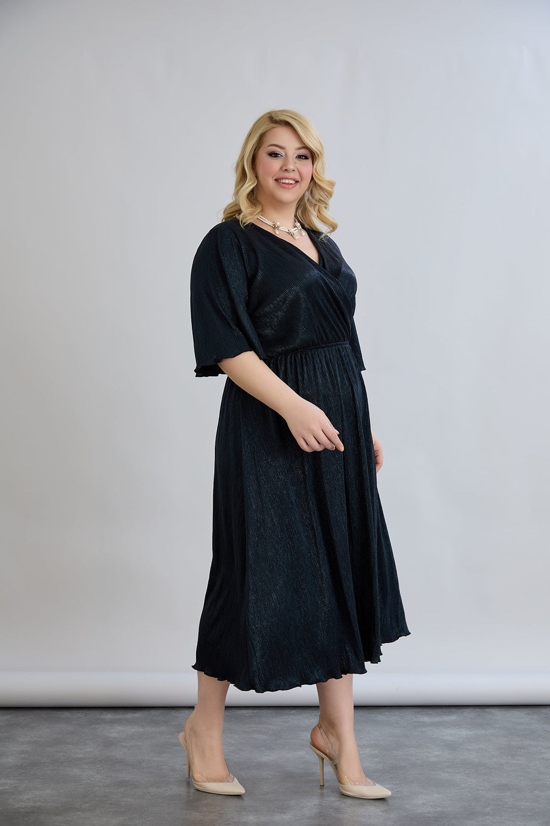 Haljina s preklopnim dekolteom i luksuznim učinkom