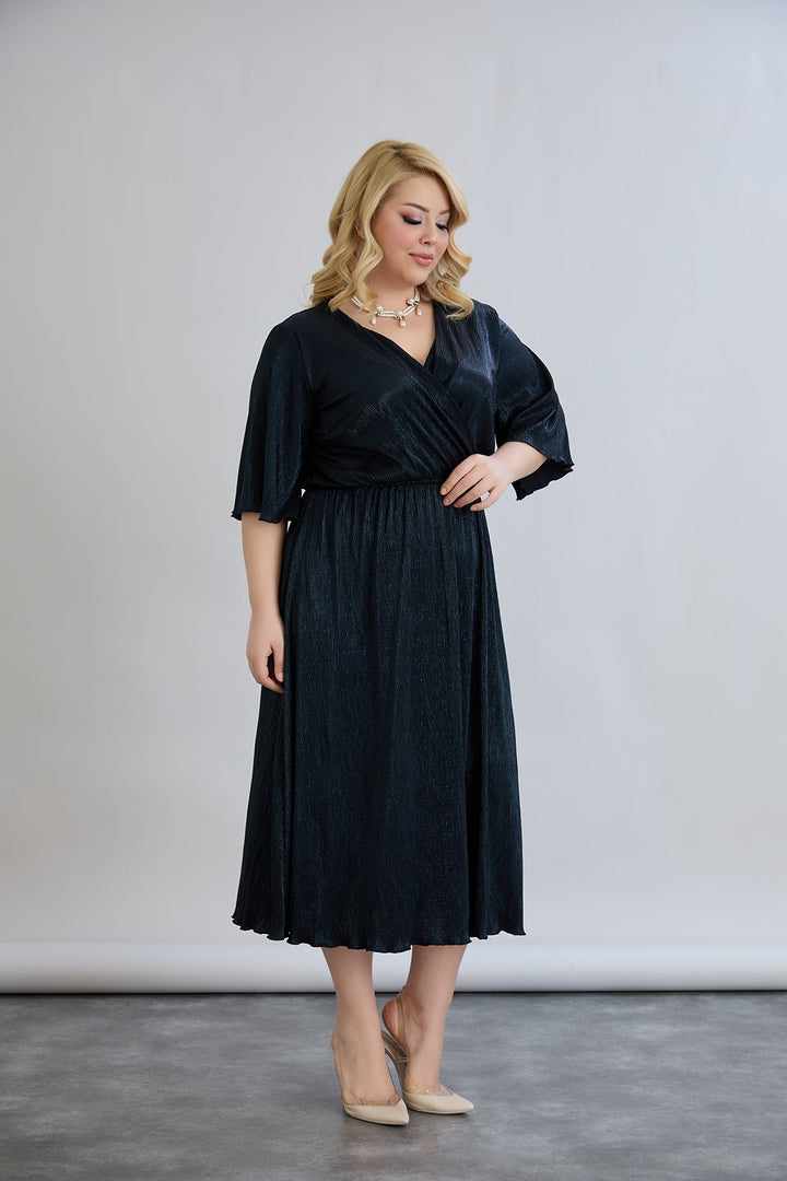 Haljina s preklopnim dekolteom i luksuznim učinkom