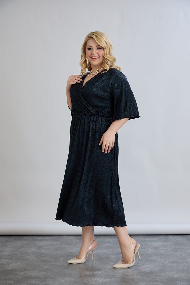 Haljina s preklopnim dekolteom i luksuznim učinkom