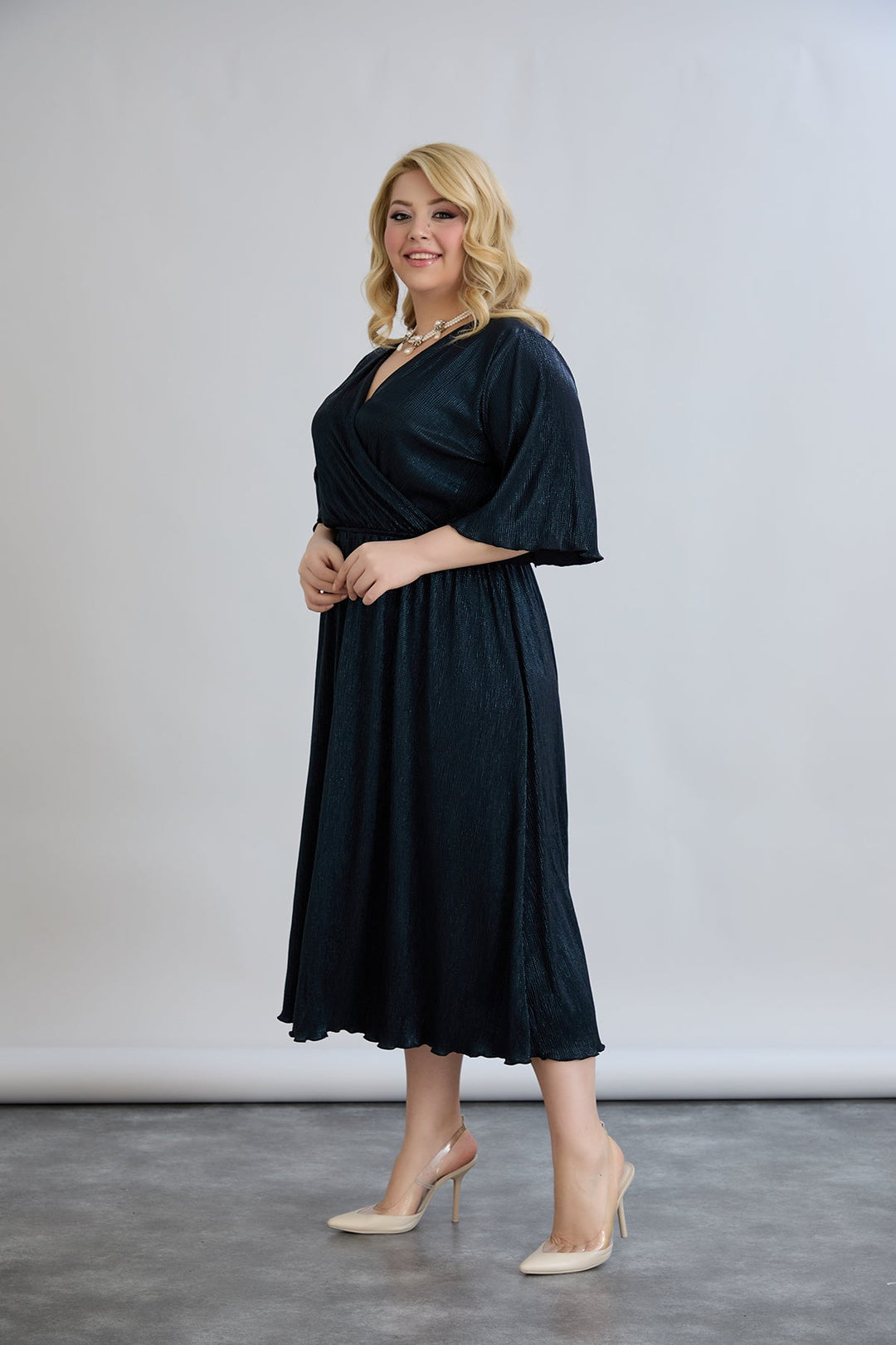 Haljina s preklopnim dekolteom i luksuznim učinkom