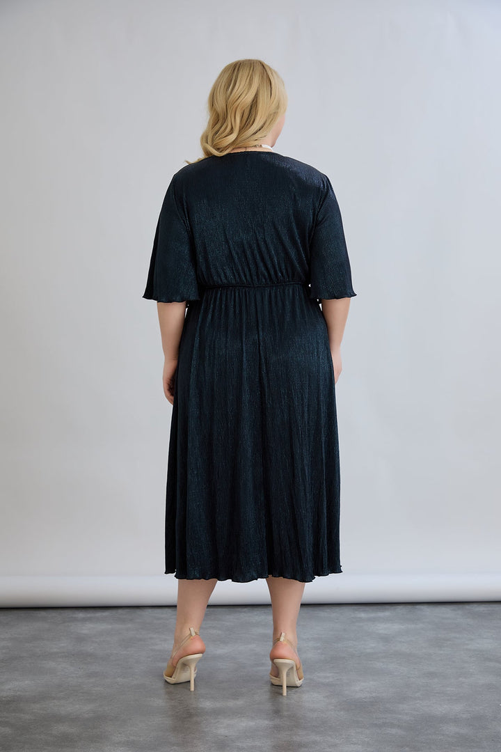 Haljina s preklopnim dekolteom i luksuznim učinkom