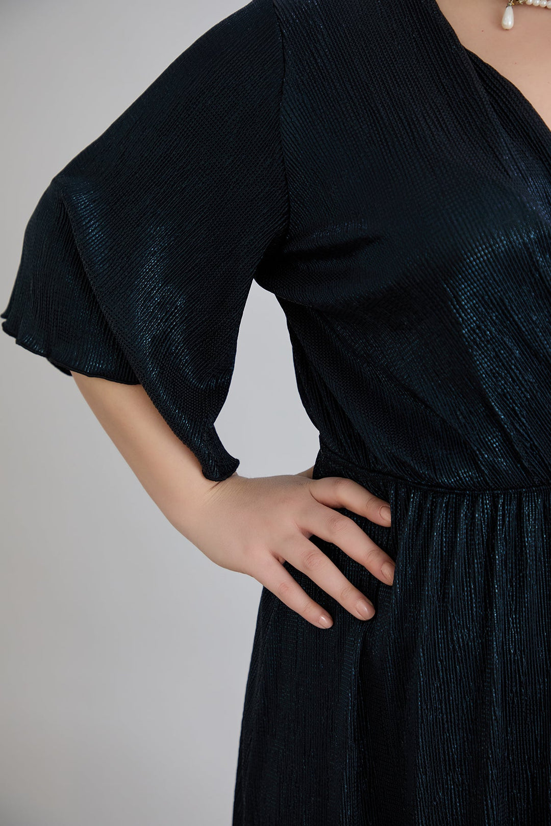 Haljina s preklopnim dekolteom i luksuznim učinkom