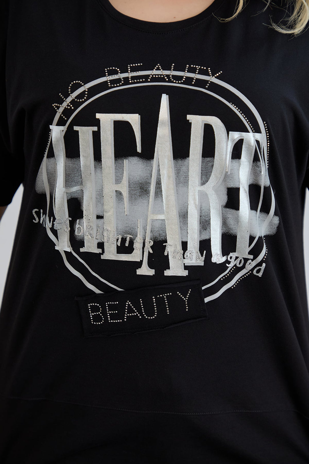 Crna majica s printom i ukrasnim kamenčićima HEART