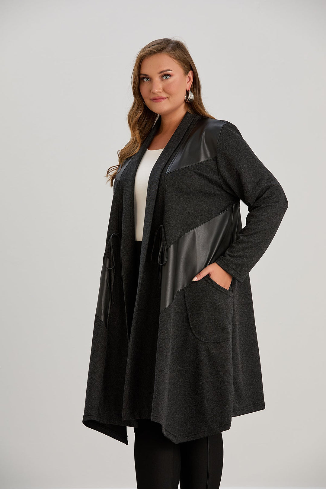 Dugi kardigan s eko-kožnim detaljima - grafit