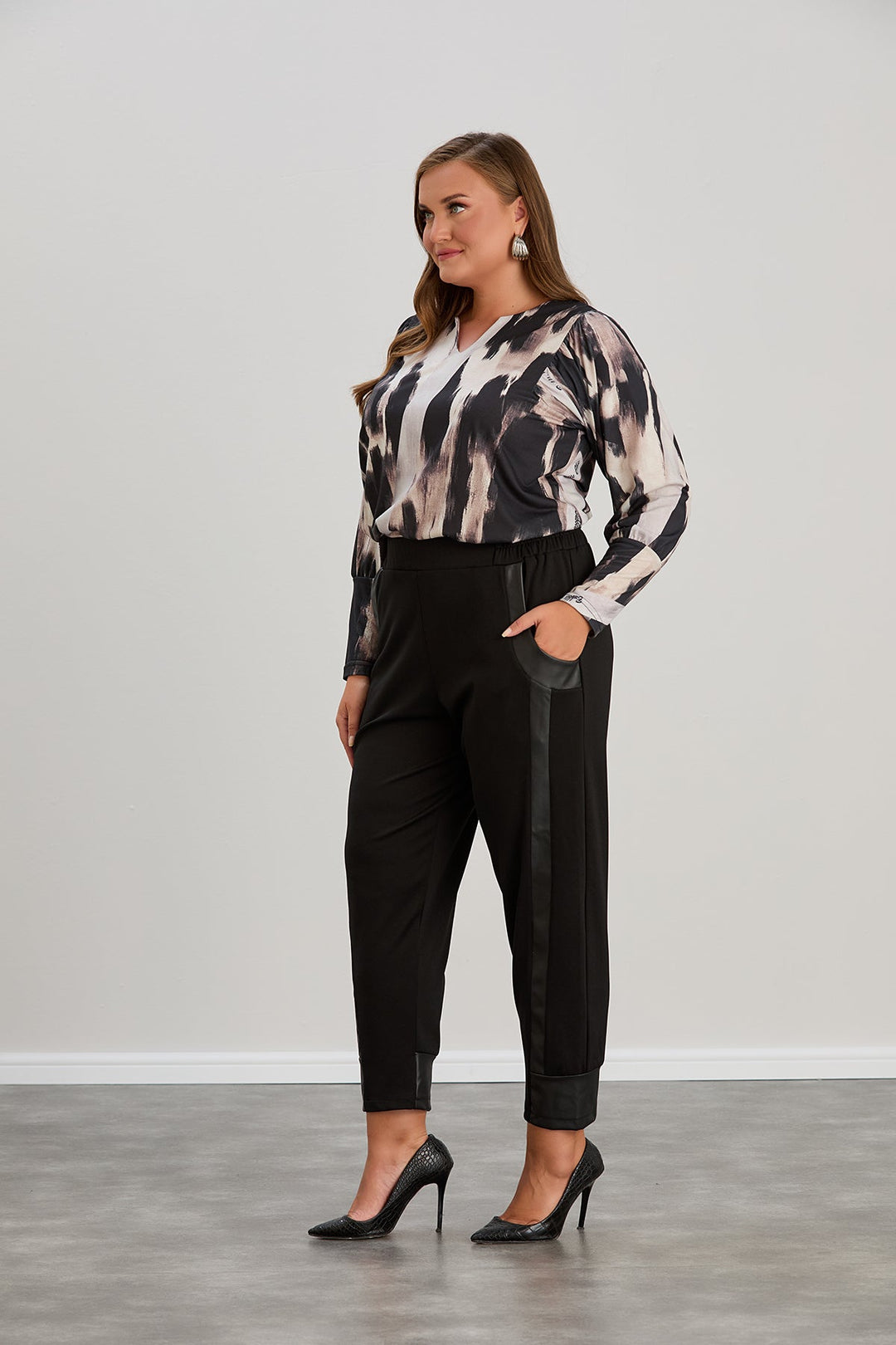 Hlače s kožnim detaljem i kožnim manžetama velikih veličina