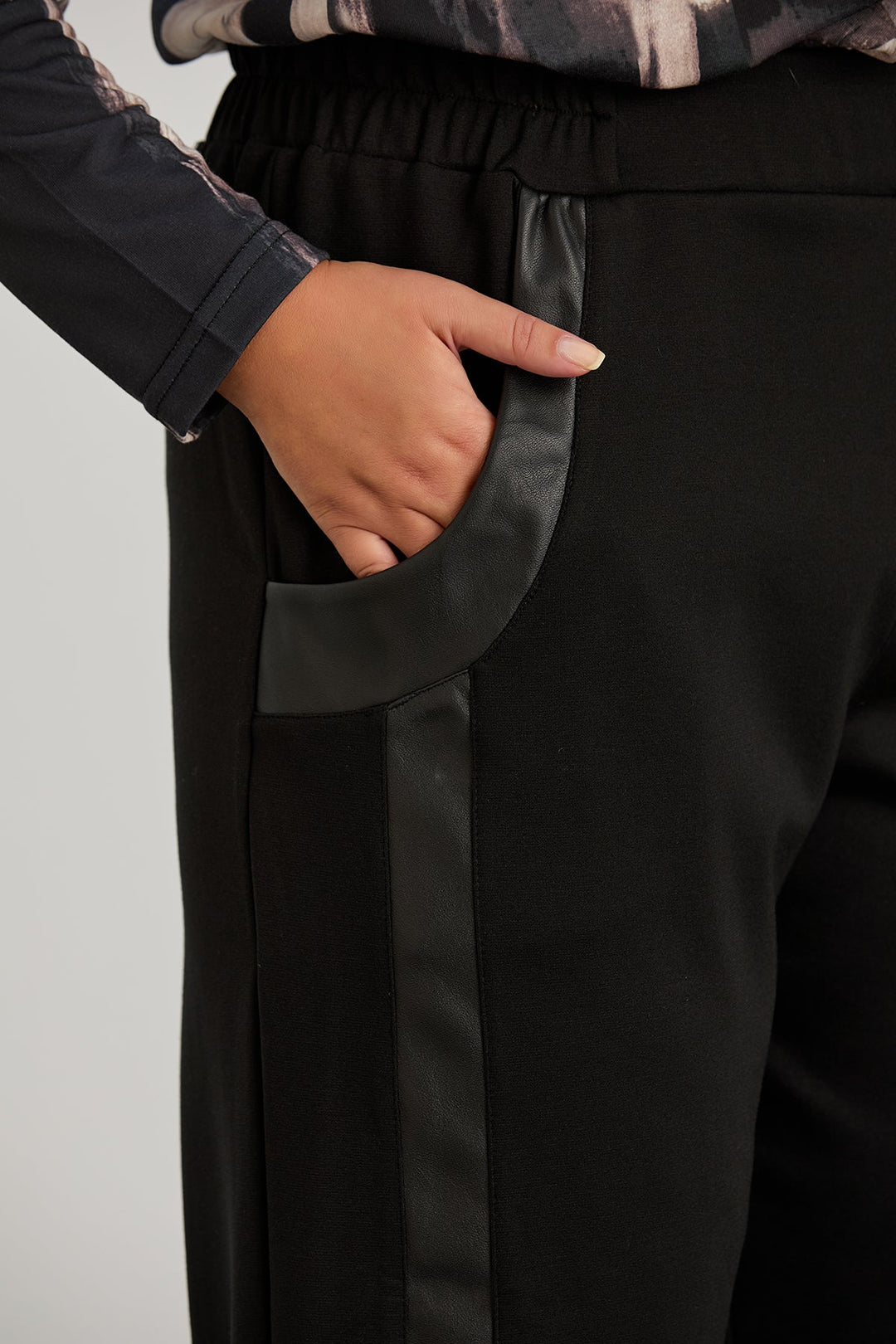 Hlače s kožnim detaljem i kožnim manžetama velikih veličina