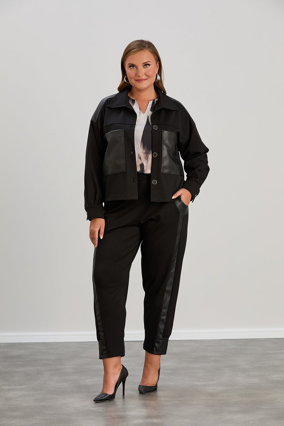 Hlače s kožnim detaljem i kožnim manžetama velikih veličina