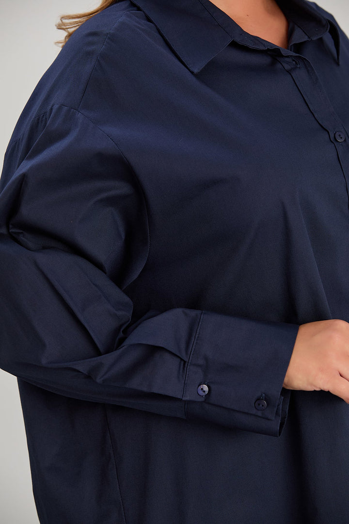 Duga pamučna košulja u tamnoplavoj boji