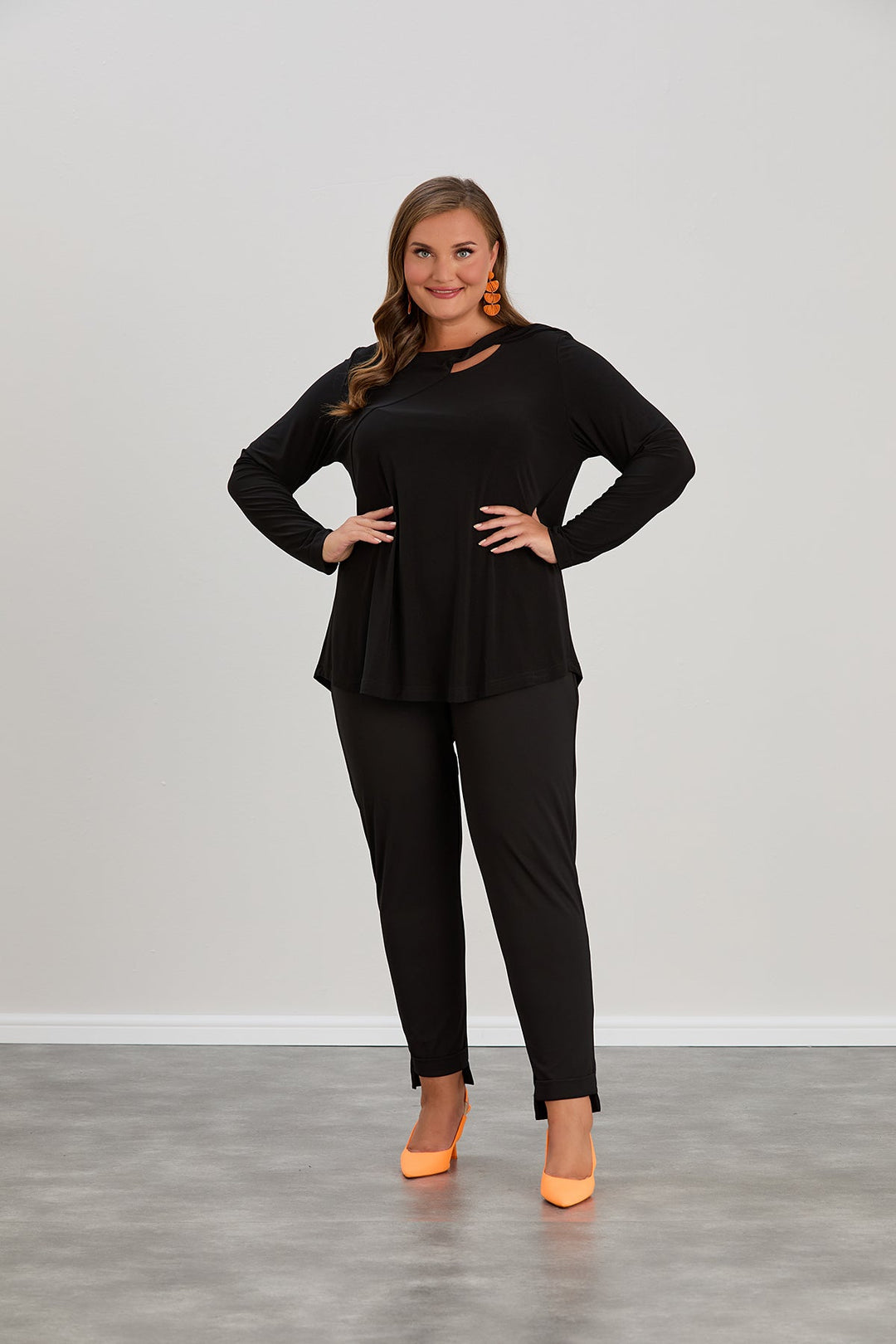 Bluza s originalnim dekolteom od elastičnog materijala