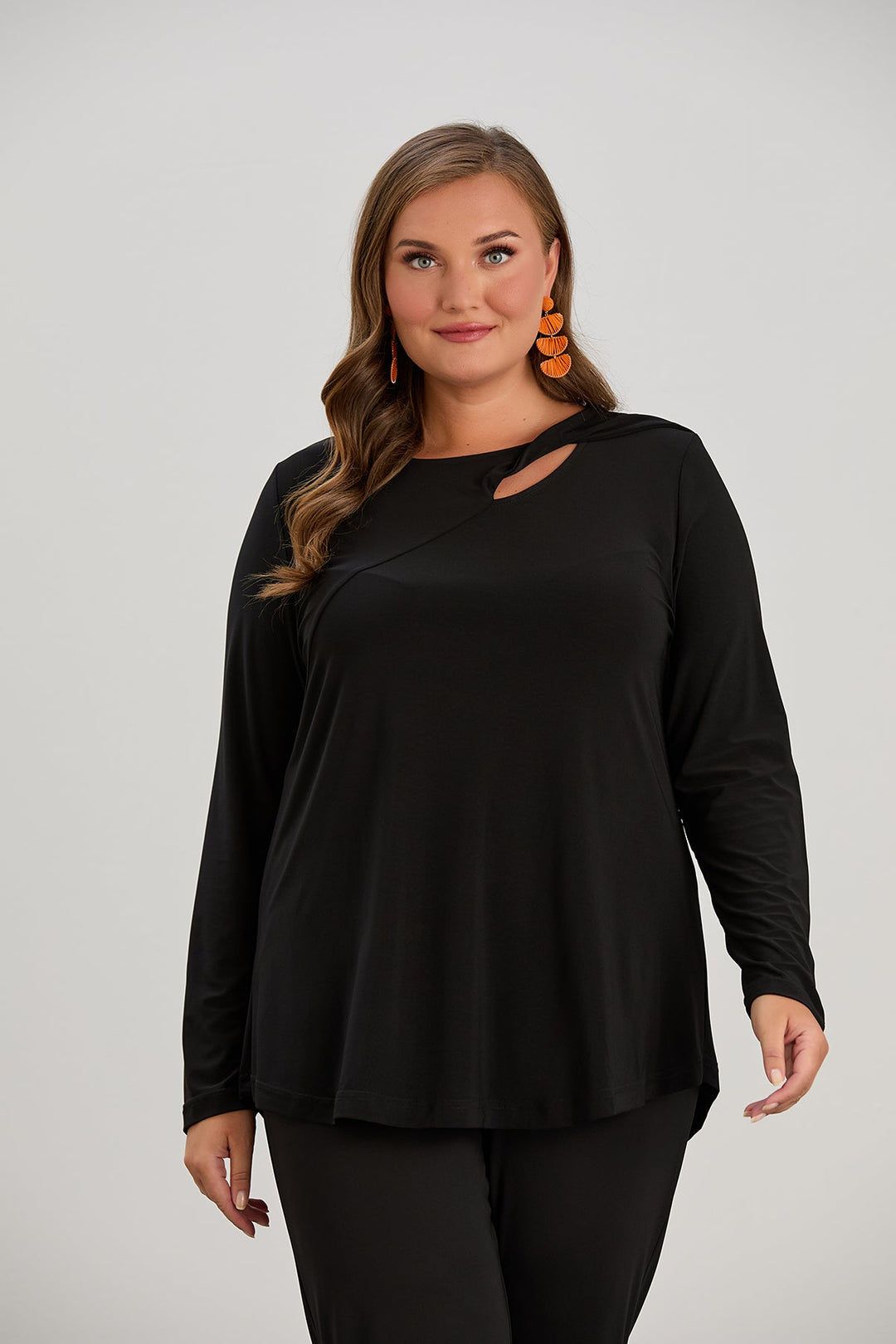 Bluza s originalnim dekolteom od elastičnog materijala velikih veličina