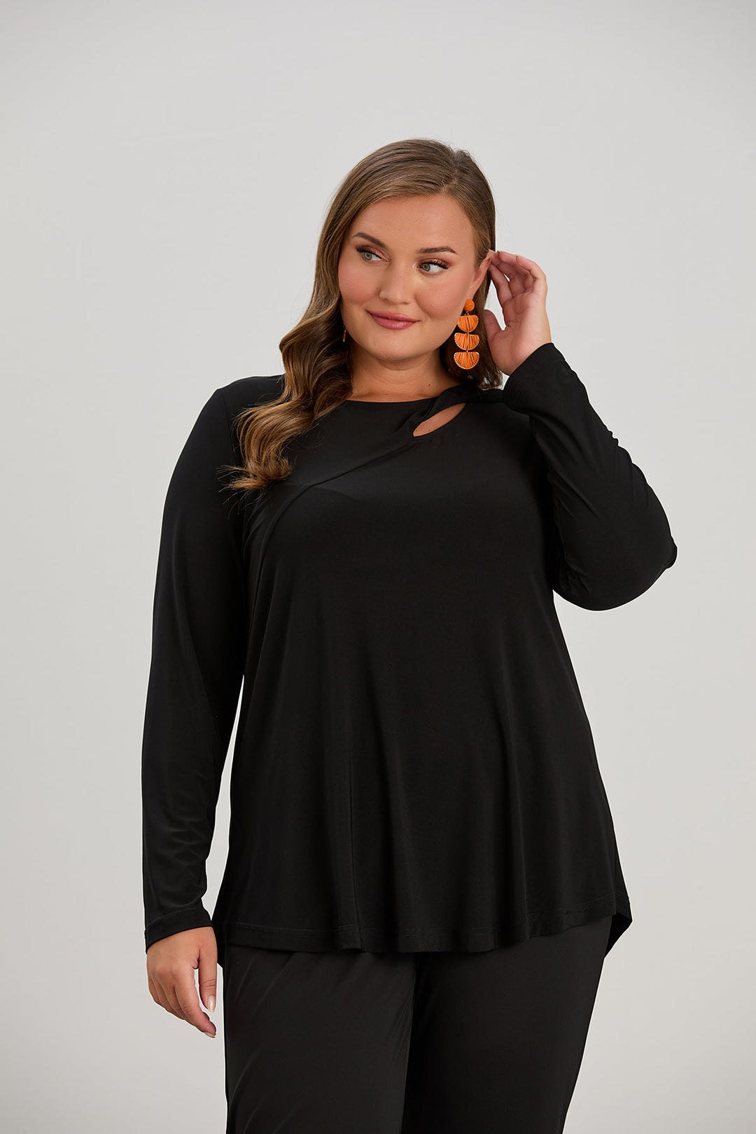 Bluza s originalnim dekolteom od elastičnog materijala