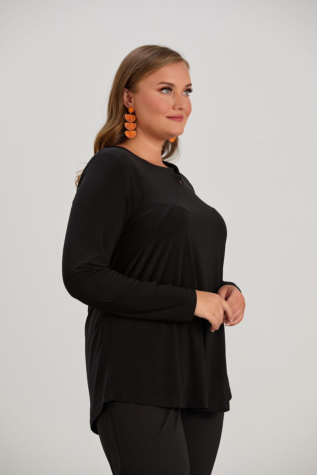 Bluza s originalnim dekolteom od elastičnog materijala