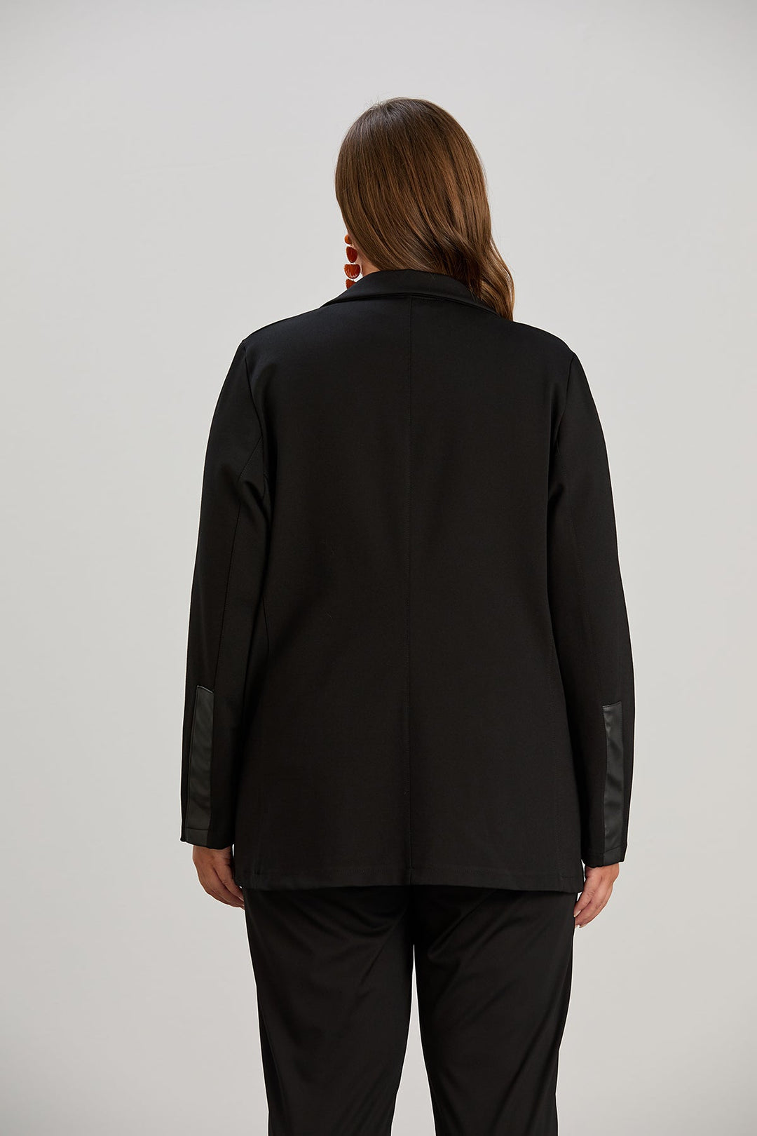 Elegant long jacket with leather lapels for fuller women
