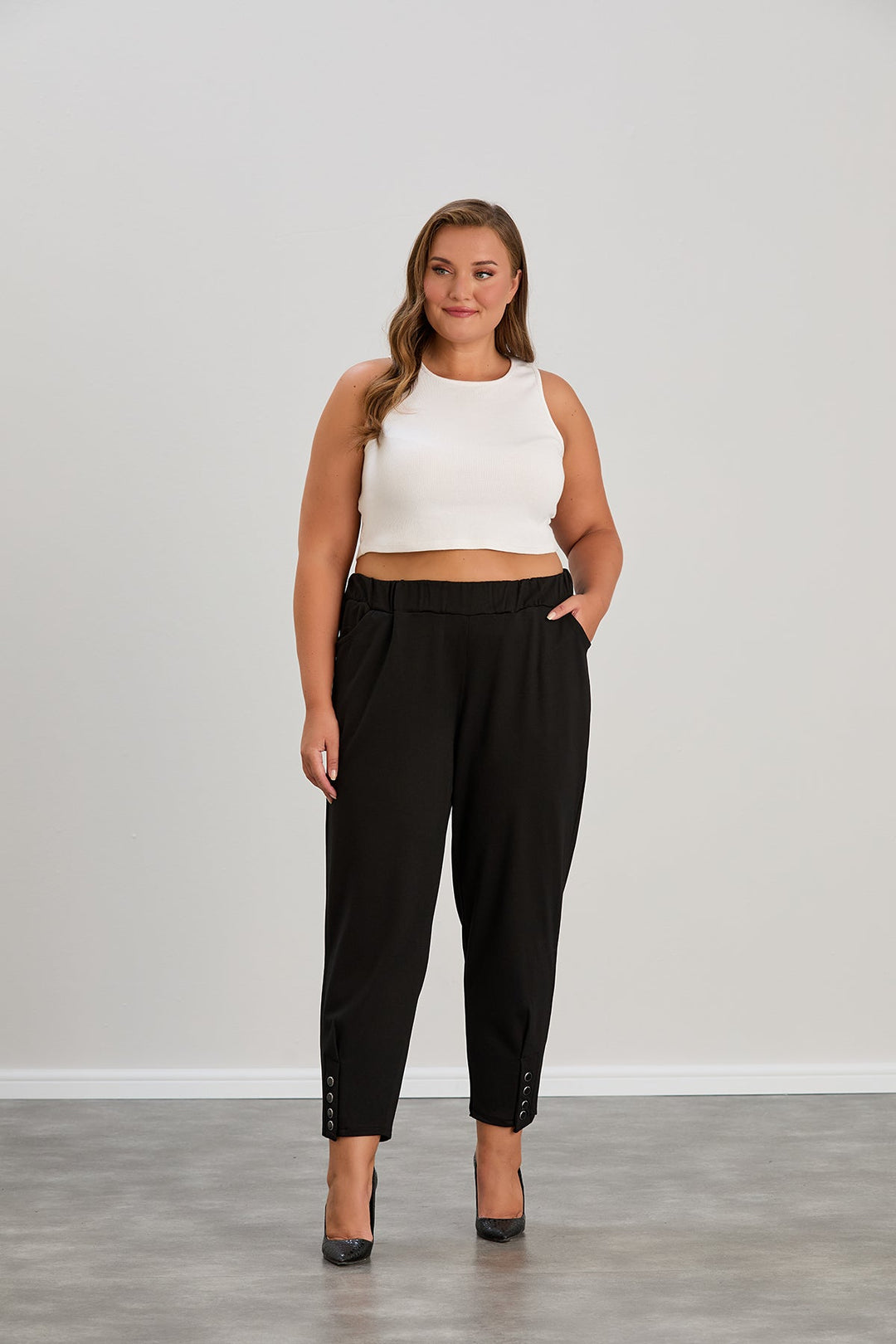 Elastične ženske hlače s gumbima – Crna