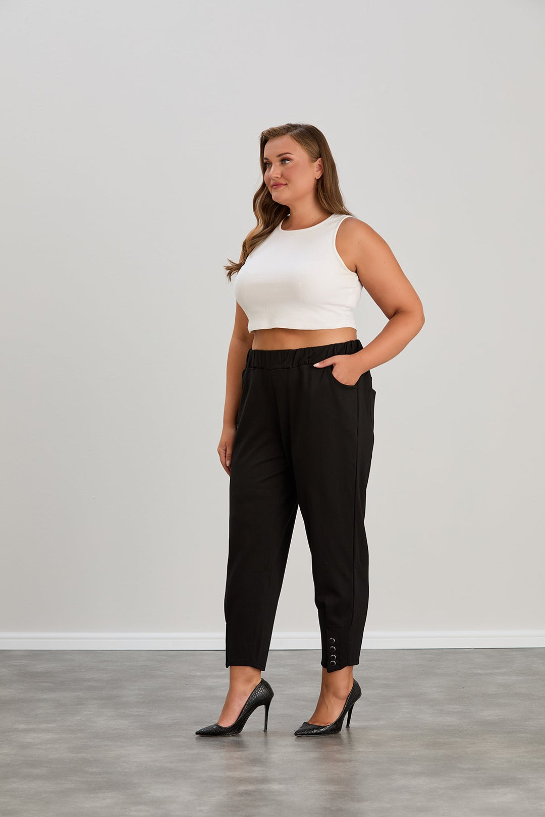 Elastične ženske hlače s gumbima – Crna