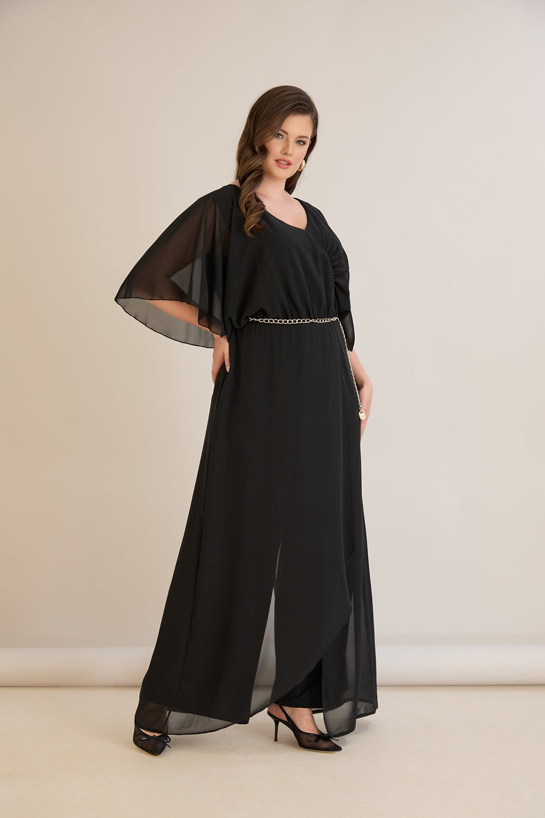 Crni šifonski kombinezon s lančić remenom – za punije žene