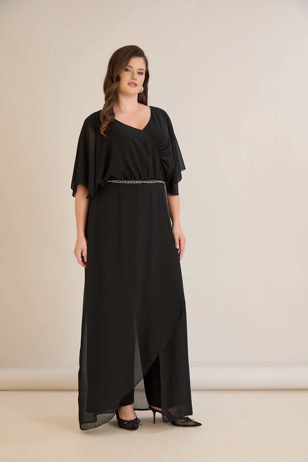 Crni šifonski kombinezon s lančić remenom – za punije žene