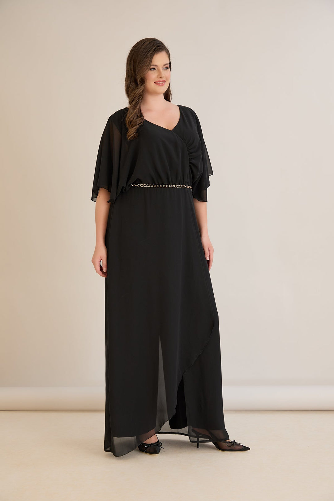Crni šifonski kombinezon s lančić remenom – za punije žene