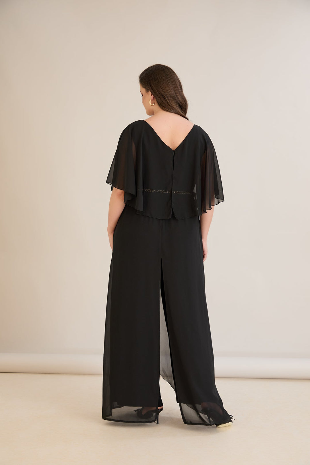 Crni šifonski kombinezon s lančić remenom – za punije žene
