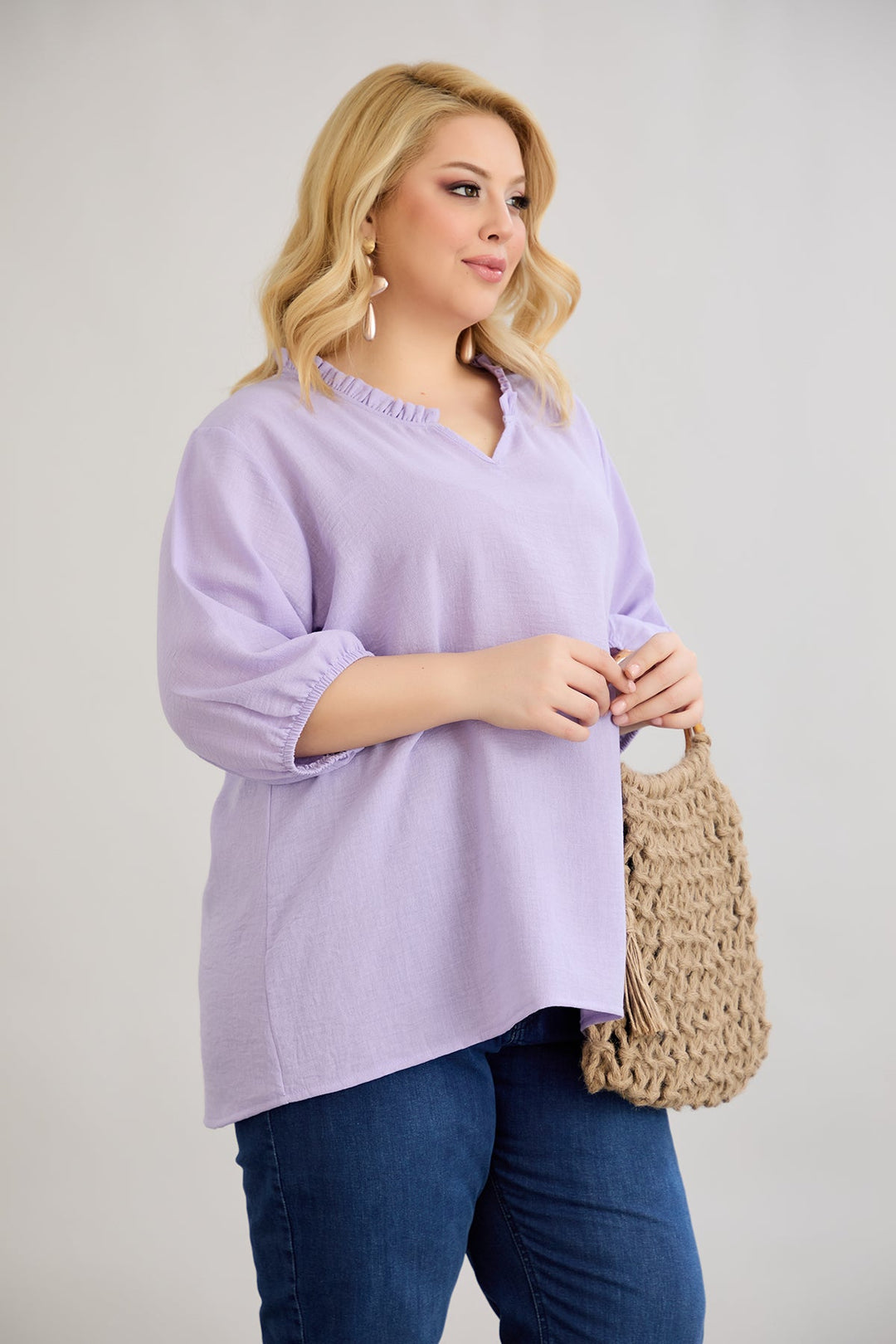 Bluzica s volanom na izrezu i 3/4 rukavima