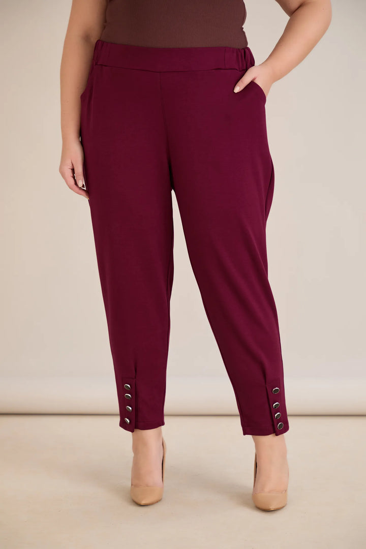 Elastične ženske hlače s gumbima u bordo boji