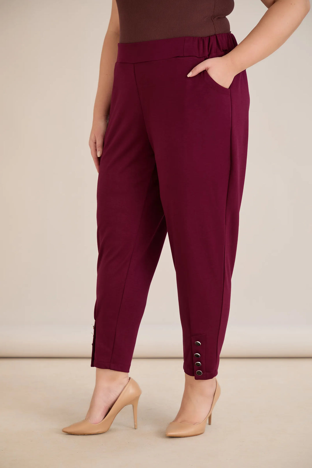 Elastične ženske hlače s gumbima u bordo boji